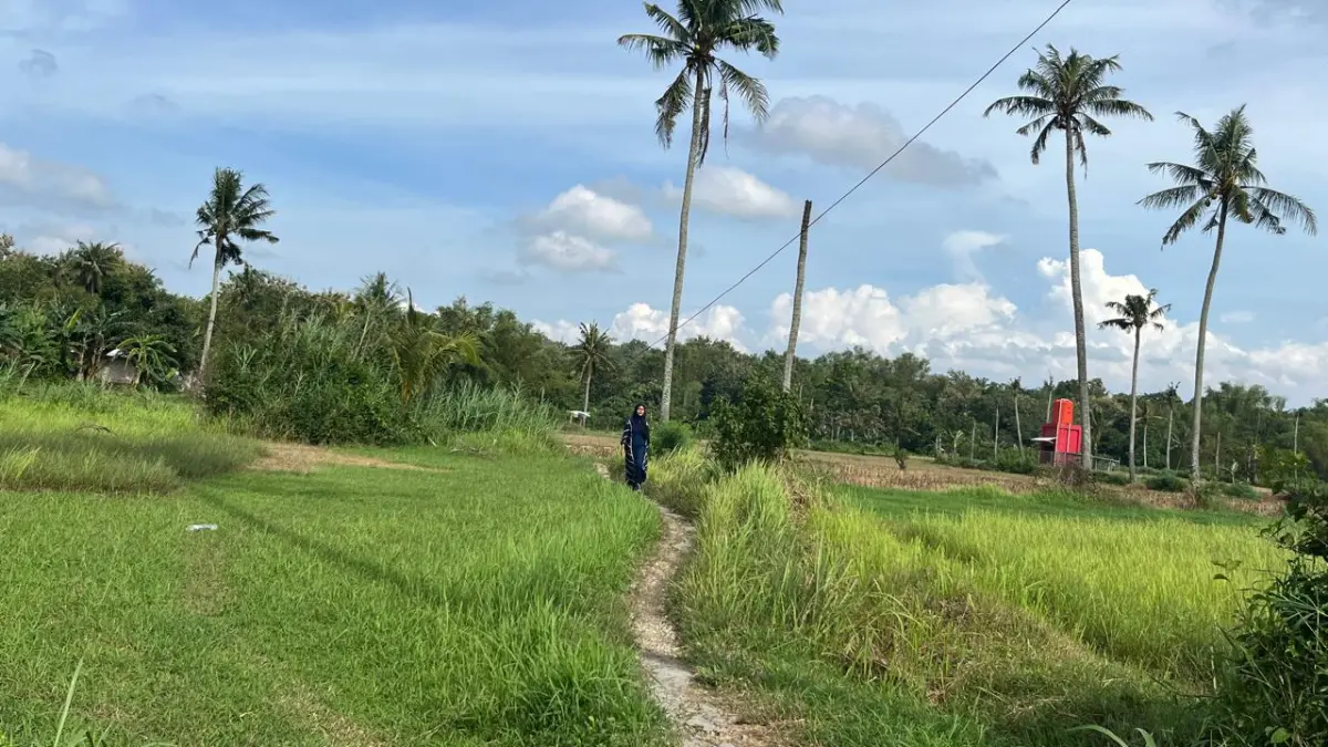 KURANG TERAWAT: Warga berada di JUT di Desa Giring Kecamatan Manding, Rabu (25/3).&nbsp;