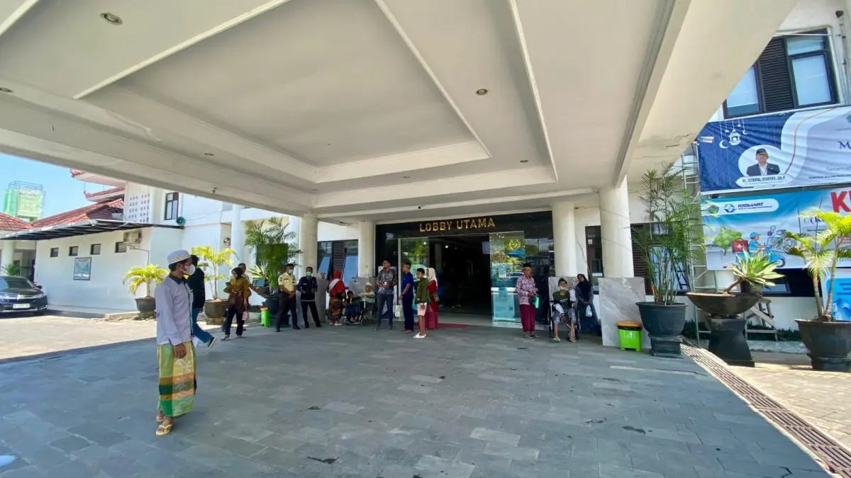 LAYANAN KESEHATAN: Pengunjung berada di sekitar lobi RSUD Smart Pamekasan, Selasa (24/3).