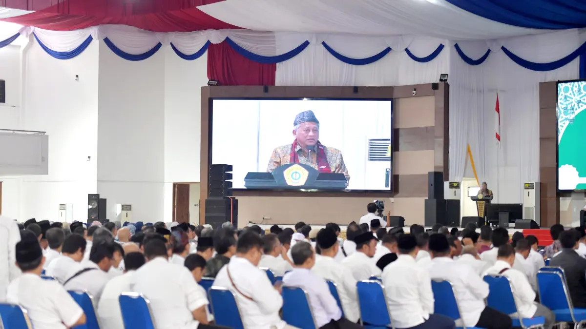 MEMBERI WEJANGAN: Rais Syuriah PBNU Prof. KH. Mohammad Nuh, DEA memberikan tausiyah di hadapan civitas academica UTM, Kamis (26/3). (UTM UNTUK JPRM)