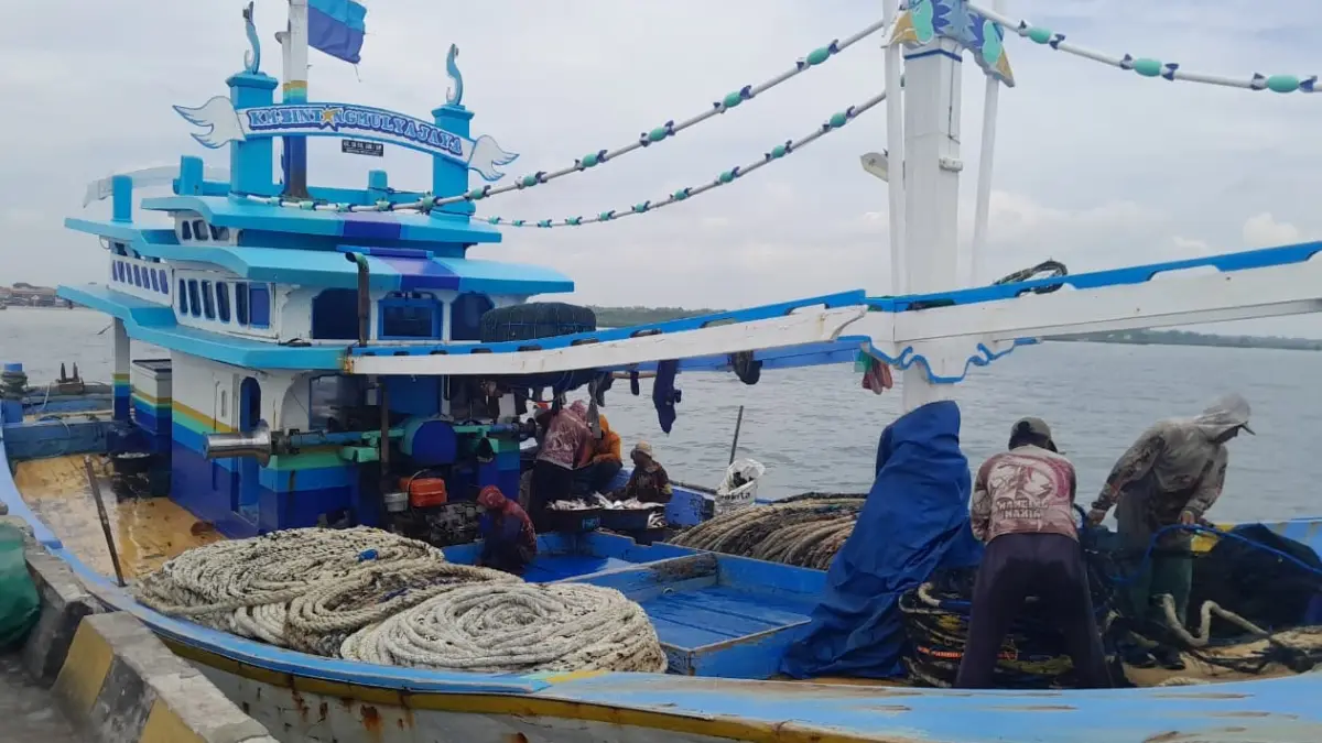 PEKERJA RENTAN: Sejumlah nelayan bersandar sepulang melaut di Pelabuhan Branta Pesisir, Pamekasan, Selasa (24/3).