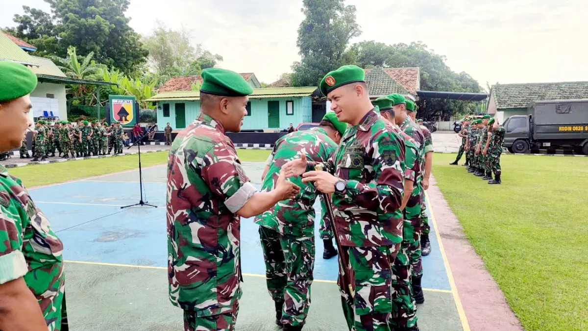 RAMAH: Dandim 0828/Sampang Letkol (Czi) Dika Catur Yanuar Anwar saat melaksanakan ramah tamah dengan anggotanya di halaman makodim Rabu (25/3). (KODIM 0828/SAMPANG UNTUK JPRM)