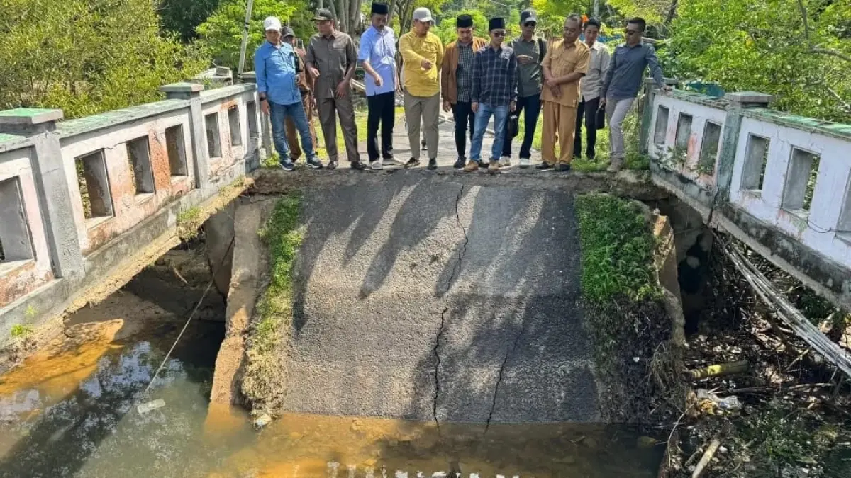 TAK DAPAT DILALUI: Anggota Komisi II DPRD Sumenep meninjau jembatan ambruk di Gili Genting, Sumenep, Senin (8/12/2025).