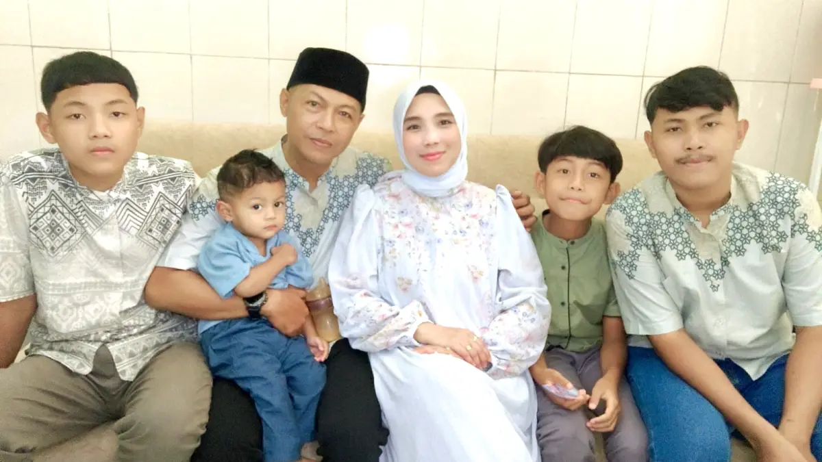 BAHAGIA: Momen Aipda Asbiyah kumpul dengan suami dan anak-anaknya saat Hari Raya Idul Fitri. (ASBIYAH UNTUK JPRM)