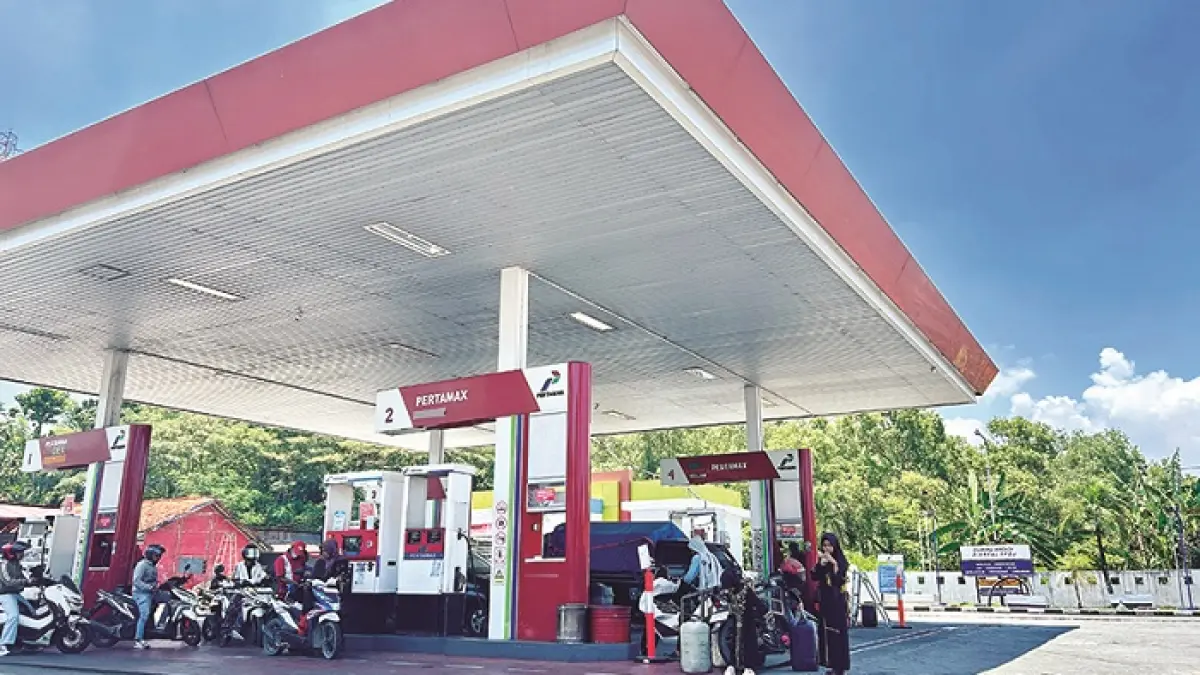 CERAH: Warga mengisi BBM di SPBU 54.692.02 Jalan Jaksa Agung Suprapto, Sampang, Selasa (17/3). (UAIDILLAHIR RA’IE/JPRM)