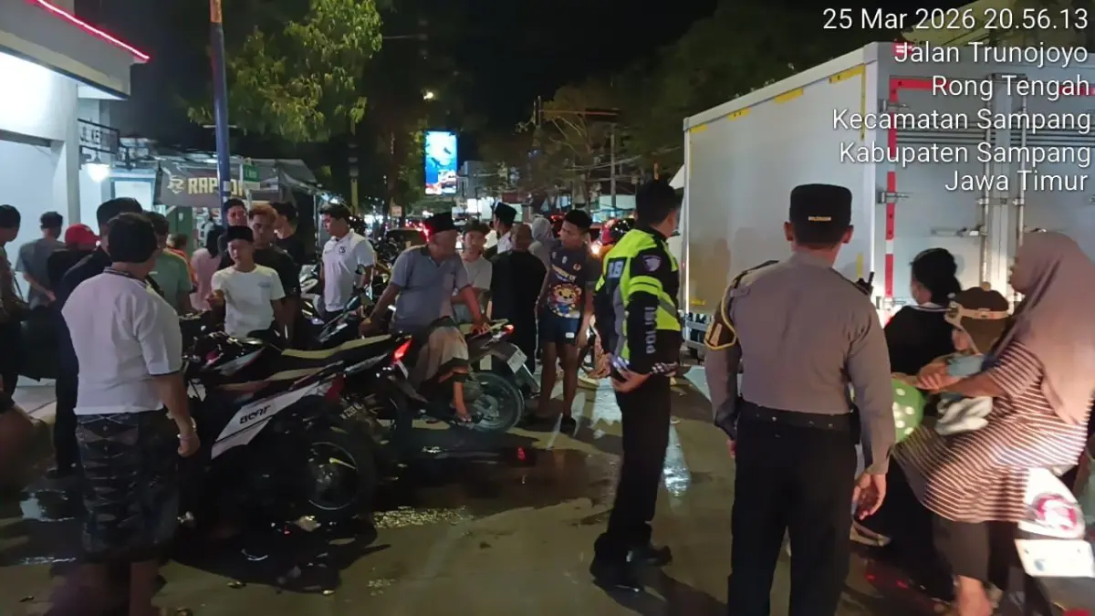 DIEVAKUASI: Anggota Satlantas Polres Sampang mengevakuasi kendaran yang terlibat laka lantas di Jalan Trunojoyo Sampang, Rabu (25/3).