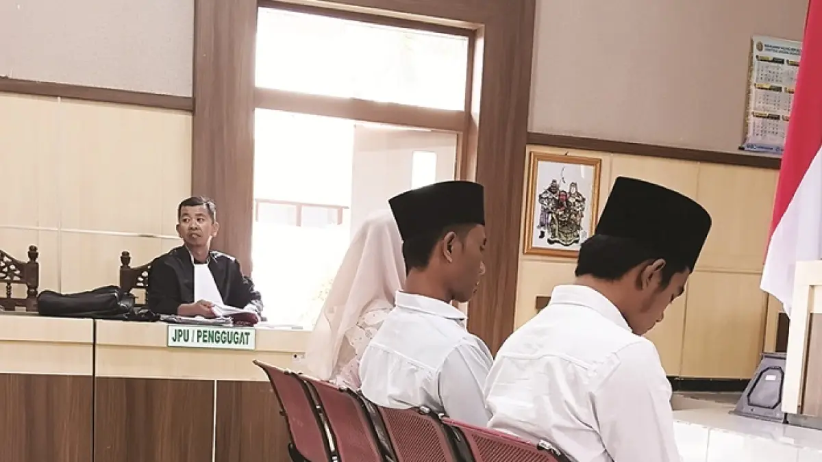 DISIDANGKAN: Tiga terdakwa pembunuhan Munahah mengikuti sidang pembuktian di Pengadilan Negeri Pamekasan, Kamis (26/3) sore. (ISTIMEWA)