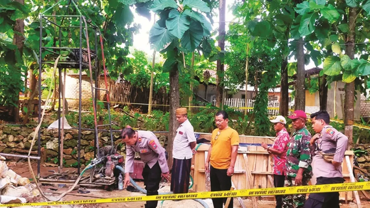 DITUTUP: Petugas mendatangi sumur bor yang mengeluarkan gas di Desa Karduluk, Kecamatan Pragaan Sumenep, Kamis (26/3). (POLRES SUMENEP UNTUK JPRM)