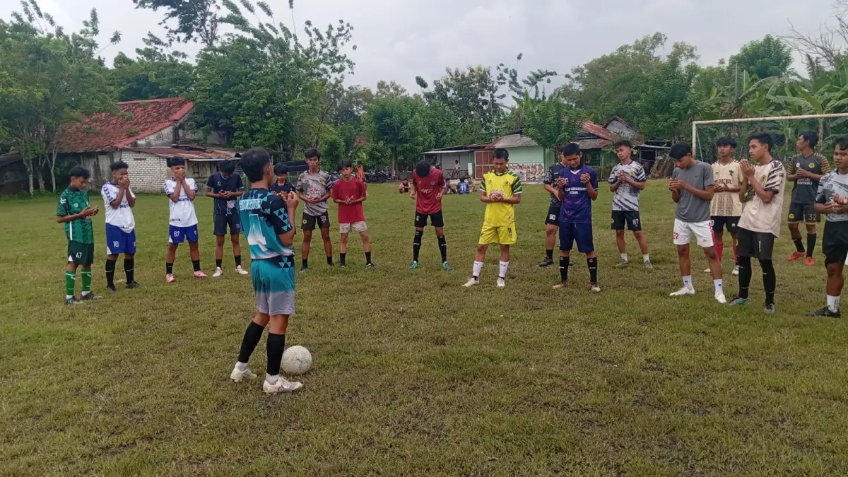 FOKUS: Pemain PSG melakukan latihan bersama di Lapangan Krampon, Kecamatan Torjun, Sampang, Minggu (22/2).