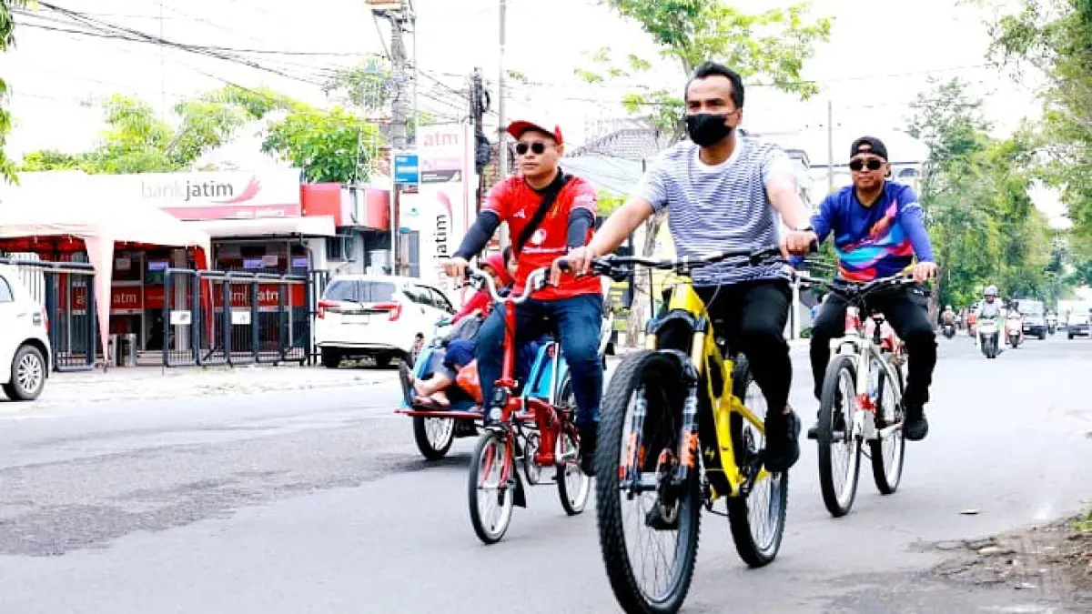 HEMAT ENERGI: Bupati Bangkalan Lukman Hakim (depan) bersepeda di Jalan KH Moh. Toha saat melakukan sidak ke kantor kelurahan Jumat (27/3). (PROKOPIM UNTUK JPRM)