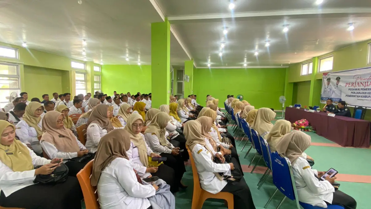 KEPEGAWAIAN: Ratusan PPPK saat diperpanjang di Aula Badan Kepegawaian Pengembangan Sumber Daya Manusia (BKPSDM) Sampang, Kamis (25/3).