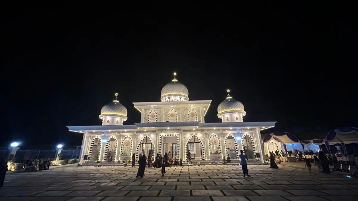 MEGAH: Warga sedang berada di halaman Masjid Harton, di Desa Tambaan, Kecamatan Camplong, Sampang, Senin (16/3).