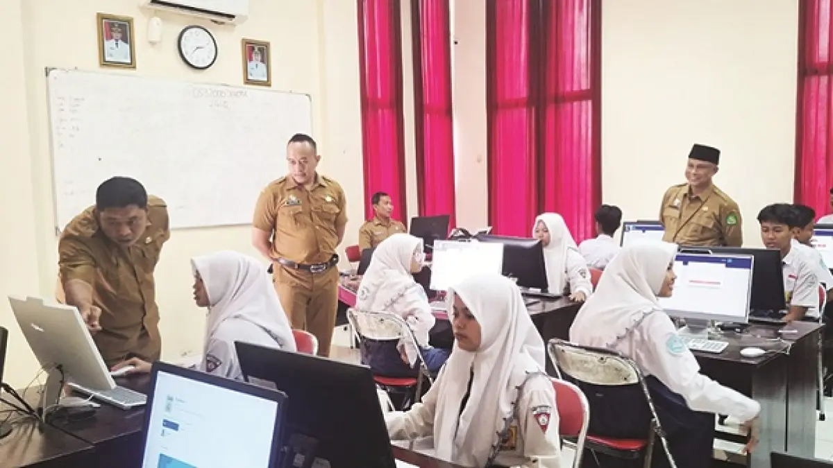 MEMANTAU: Kepala Dispendik Sumenep Mohamad Iksan memantau proses pembelajaran siswa di SMPN 3 Sumenep, Senin (23/2). (DISPENDIK UNTUK JPRM)