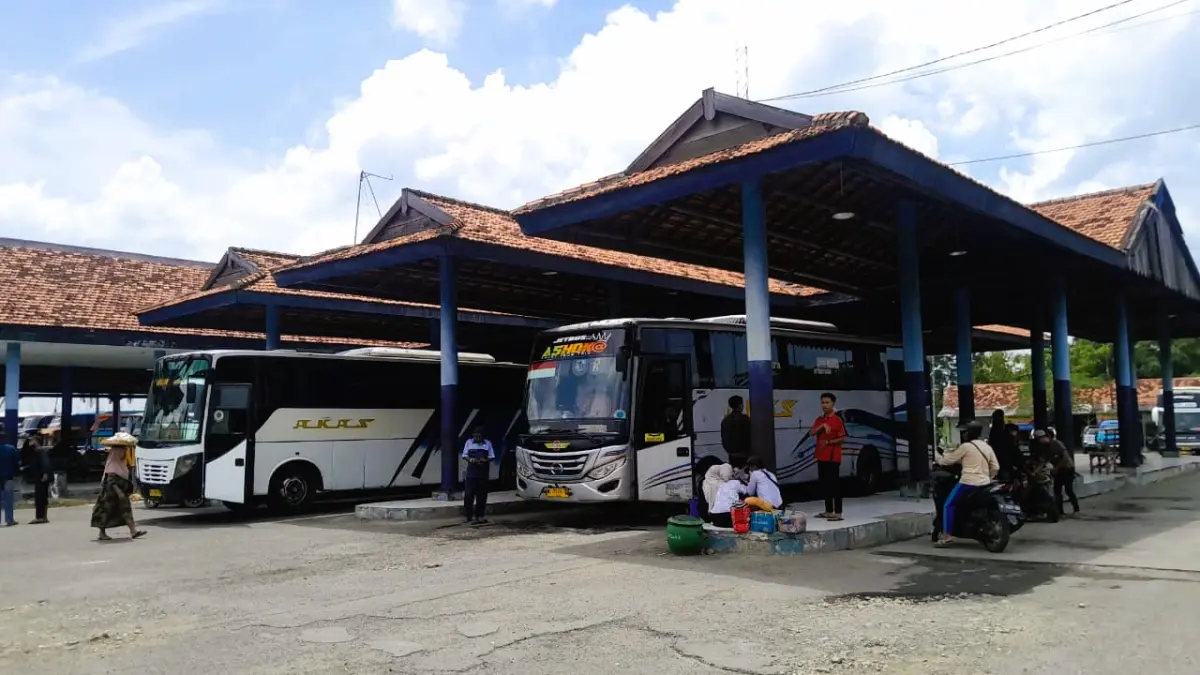 MENINGKAT: Penumpang bersiap menaiki bus di Terminal Ronggosukowati Pamekasan, Kamis (25/3).
