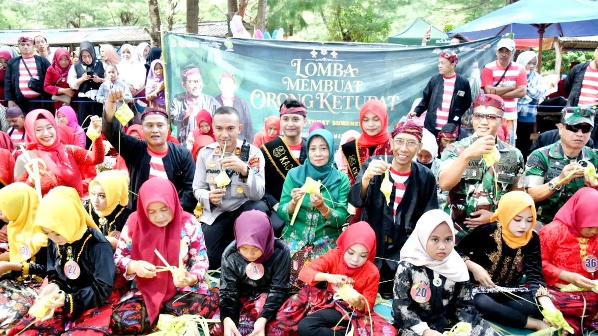 MERIAH: Pelajar, ASN, dan masyarakat saat mengikuti lomba menganyam ketupat dalam gelaran Festival Ketupat di Pantai Lombang, Kecamatan Batang-Batang, Sumenep, Kamis (26/3). (PROKOPIM UNTUK JPRM)