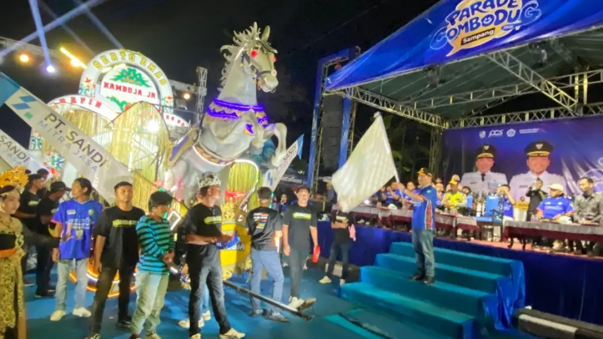 MERIAH: Sekkab Sampang Yuliadi Setiawan melepas peserta event Combodug Jumat (27/3). (AYU LATIFAH/RM)