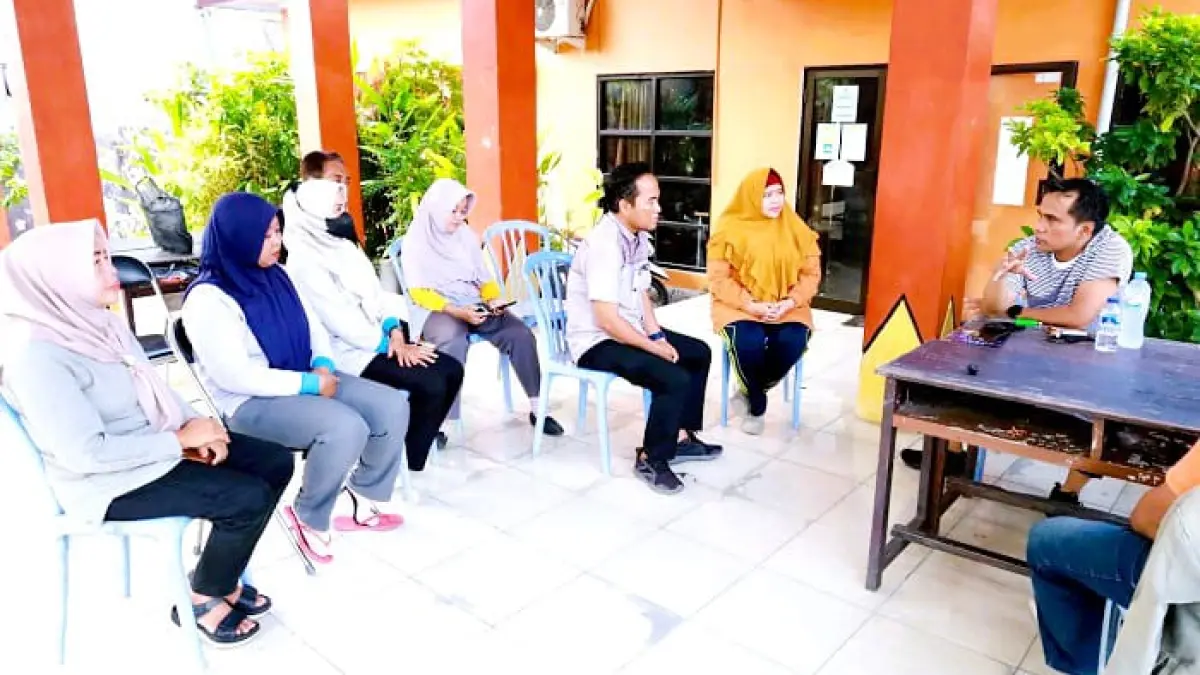 OPTIMALKAN PELAYANAN: Bupati Bangkalan Lukman Hakim memberikan arahan di Kantor Kelurahan Demangan, Kecamatan Kota, Jumat (27/3). (PROKOPIM UNTUK JPRM)