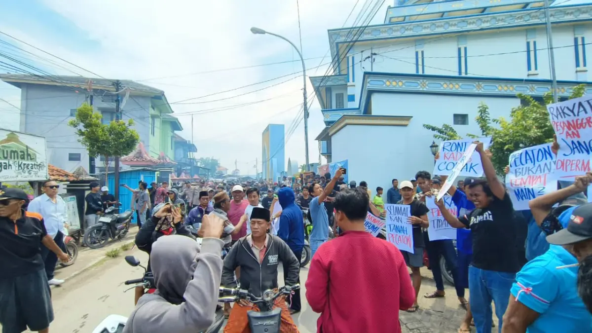 PROTES: Warga melakukan aksi unjuk rasa di kantor Desa Pesanggrahan, Kecamatan Kwanyar, Bangkalan, Kamis (12/3). (MUAFI UNTUK JPRM)