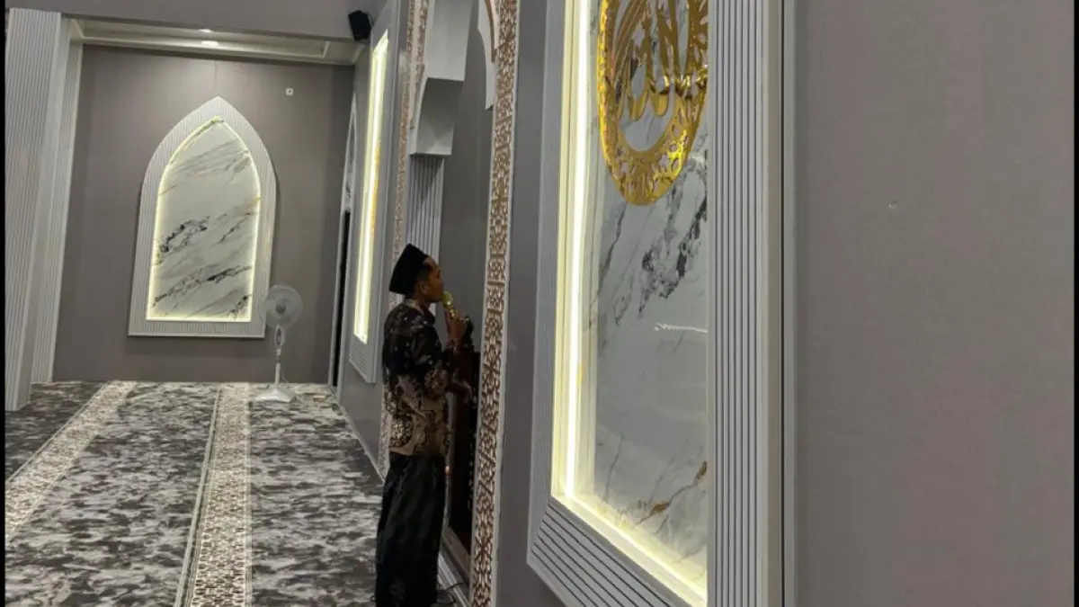 RAJIN: Muazin mengumandangkan azan Isya di Masjid Harton, di Desa Tambaan, Kecamatan Camplong, Sampang, Senin (16/3).