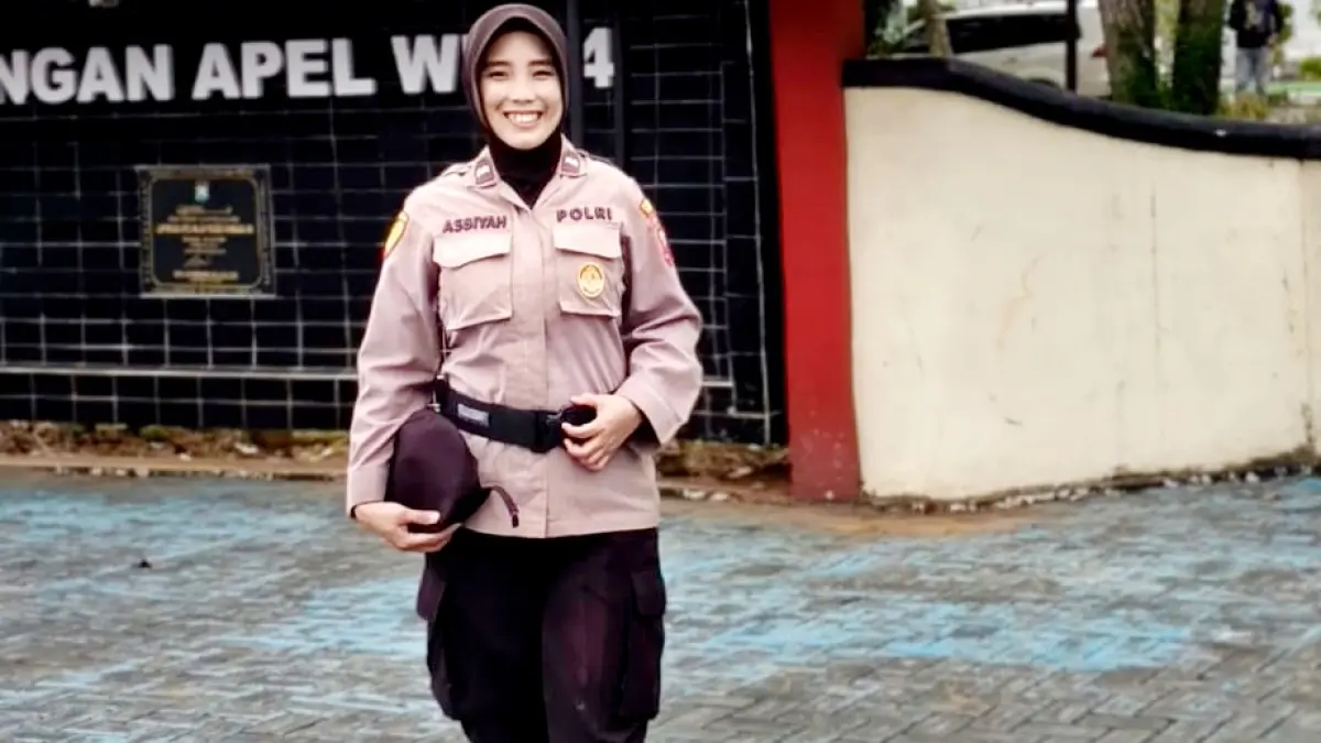 AMANAH: Aipda Asbiyah berfoto saat melaksanakan tugas pengamanan salat Idul Fitri. (ASBIYAH UNTUK JPRM)