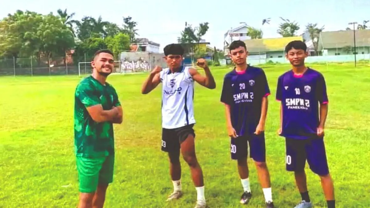 SIAPKAN GENERASI: Pemain Persepam berfoto bersama di Lapangan Bola Sedangdang, Pamekasan, Jumat (27/3). (PERSEPAM UNTUK JPRM)