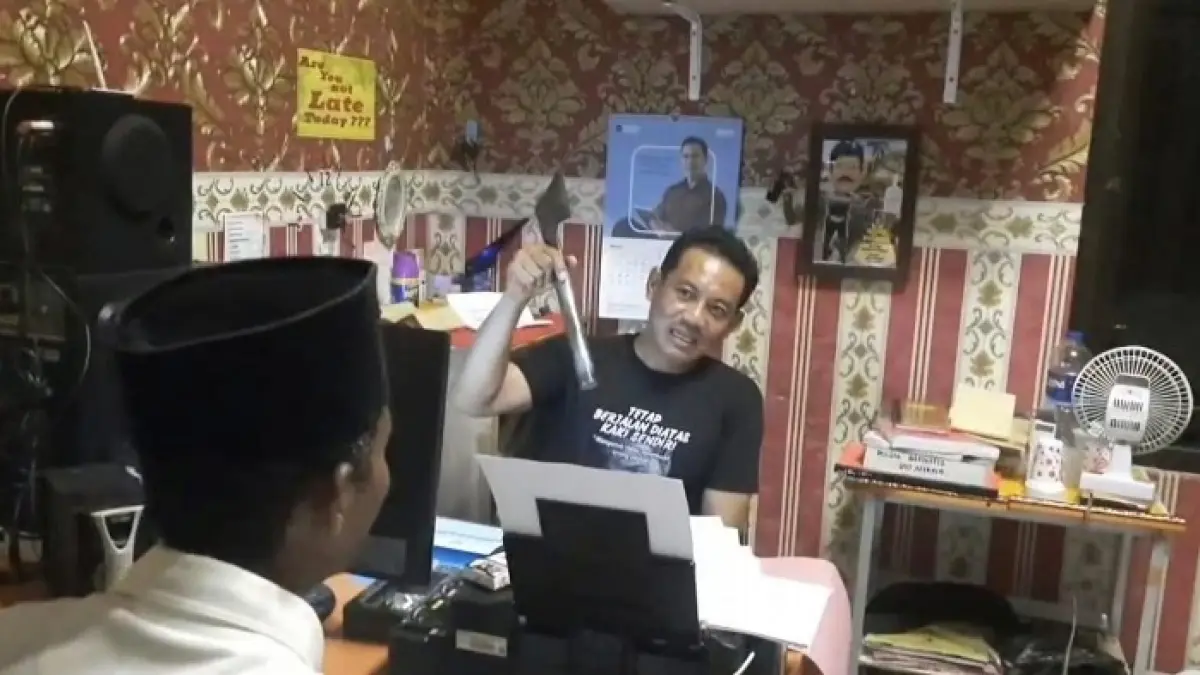 TAK BERKUTIK: Hisyam tersangka penganiayaan diperiksa anggota Polsek Banyuates, Sampang, Kamis (26/3). (HUMAS POLRES UNTUK JPRM)