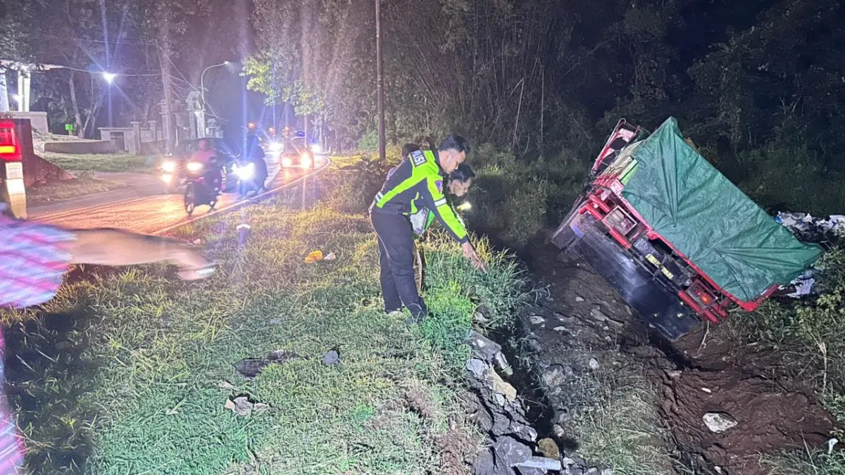 TERLIBAT LAKA: Anggota Satlantas Polres Bangkalan melakukan olah TKP di Jalan Raya Gunung Gigir, Kecamatan Blega, Rabu (25/3). (POLRES BANGKALAN UNTUK JPRM)