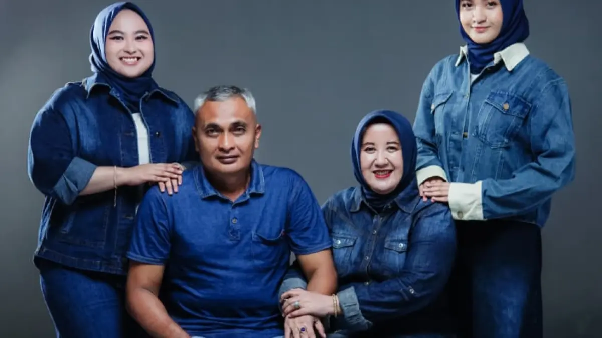 BERSAMA: Heronika Setiawaty berpose bersama suami dan buah hatinya.