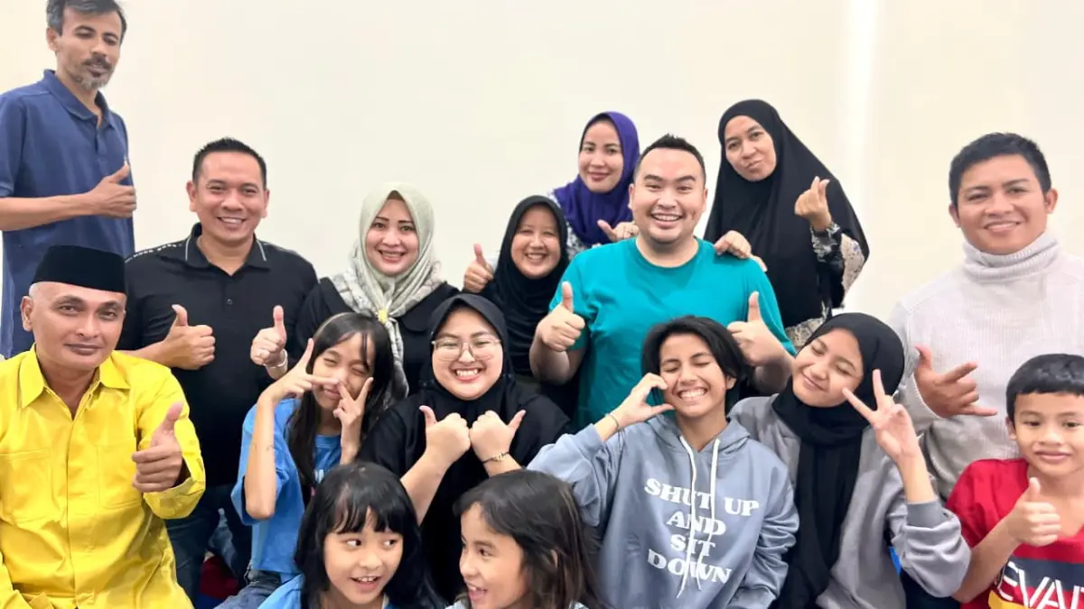 HAPPY: Heronika Setiawaty dan keluarga saat berlibur ke Banyuwangi.