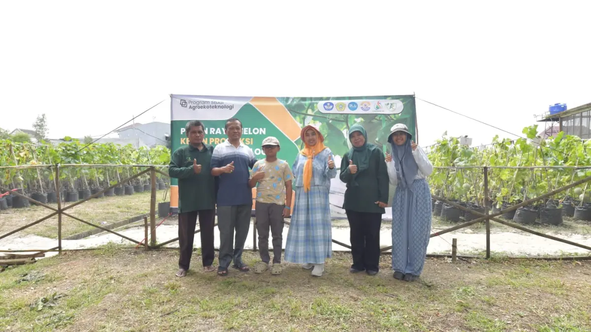 HIJAU: Rektor UTM bersama tim pengelola kebun melon foto bersama sebelum petik melon.