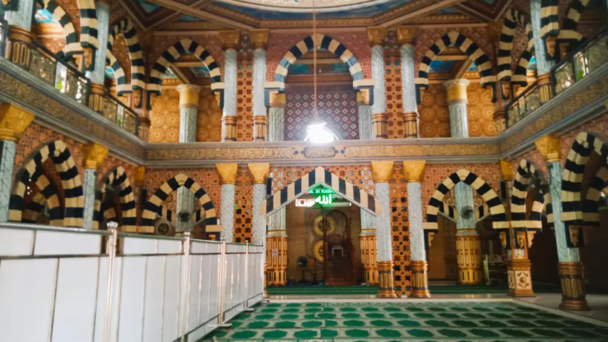 RAMAH MUSAFIR: Masjid Nurus Syadzili memiliki halaman yang luas di sisi utara masjid.