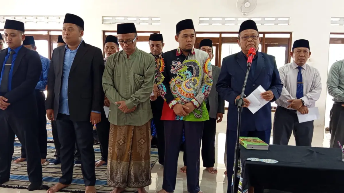SERIUS: Pimpinan Pondok Pesantren Nurulhuda, Desa Pekandangan Barat, oleh KH. Ainul Haq Nawawi (pegang mik) pada momen pelantikan mandataris beberapa waktu lalu.