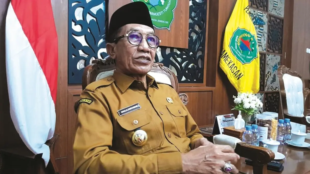 BERINTEGRITAS: Bupati Pamekasan KH Kholilurrahman dalam sesi wawancara khusus di Peringgitan Dalam Pendopo Ronggosukowati Senin (30/3). (M. KHOLIL RAMLI/JPRM)