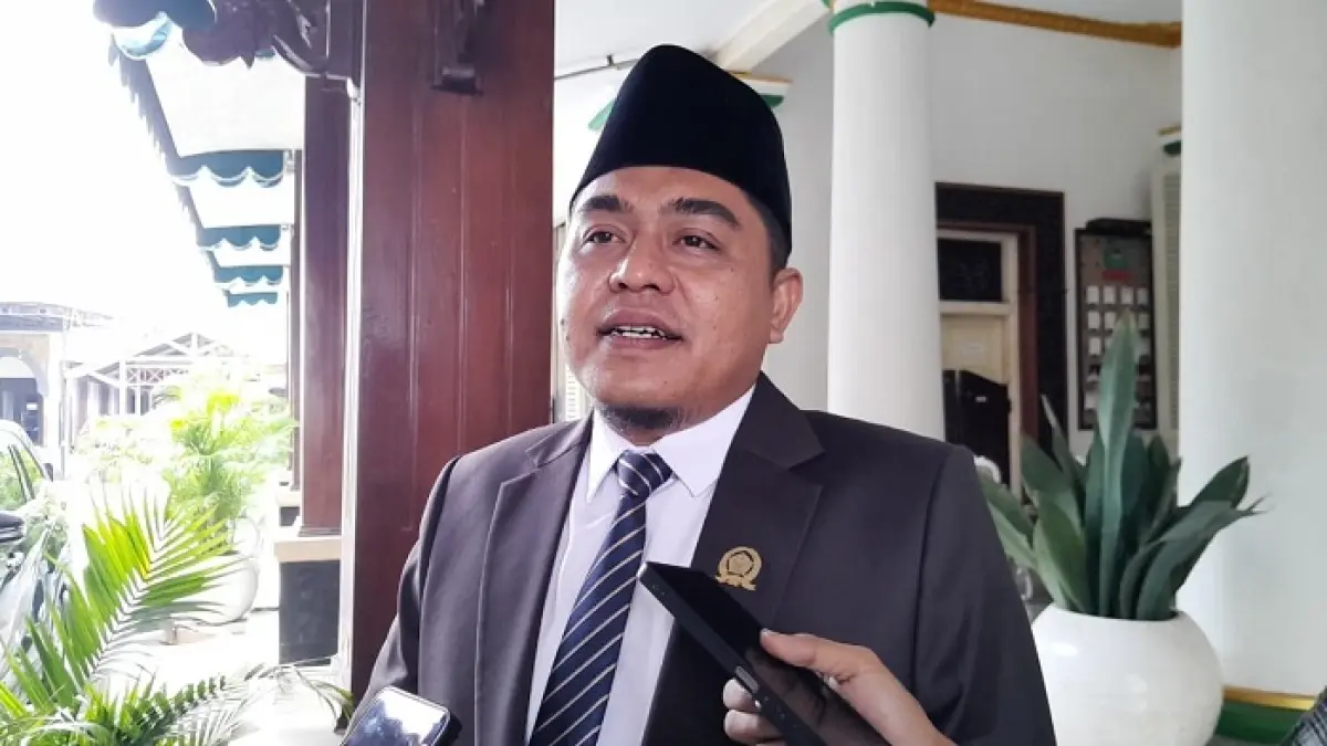 BERINTEGRITAS: Ketua DPRD Pamekasan Ali Masykur saat doorstop di Pendopo Ronggosukowati beberapa waktu lalu. (M. KHOLIL RAMLI/JPRM)