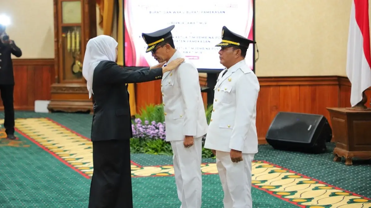 KOMITMEN: Bupati Pamekasan KH Kholilurrahman dan Wabup Sukriyanto saat dilantik di Gedung Negara Grahadi, Surabaya, Rabu (19/3/2025). (PROKOPIM UNTUK JPRM)