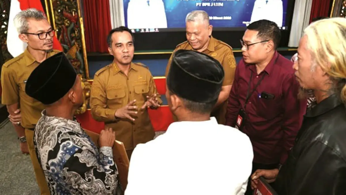 KOMUNIKATIF: Bupati Bangkalan Lukman Hakim berdialog dengan PKL di Pendopo Agung Senin (30/3). (PROKOPIM UNTUK JPRM)