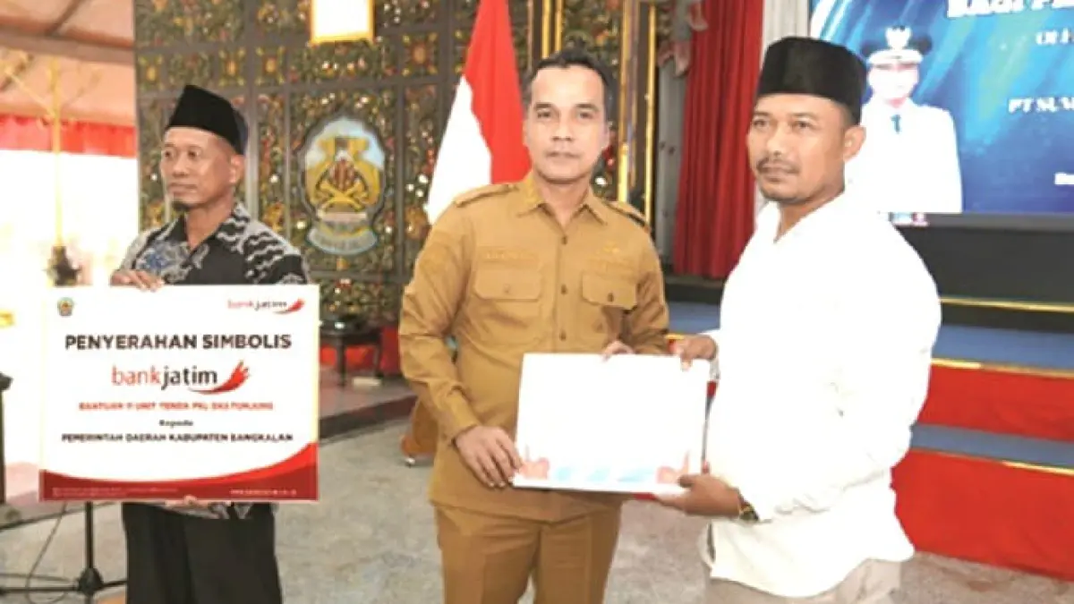 PEMBERDAYAAN: Bupati Bangkalan Lukman Hakim menyerahkan bantuan tenda kepada PKL secara simbolis di Pendopo Agung Senin (30/3). (PROKOPIM UNTUK JPRM)