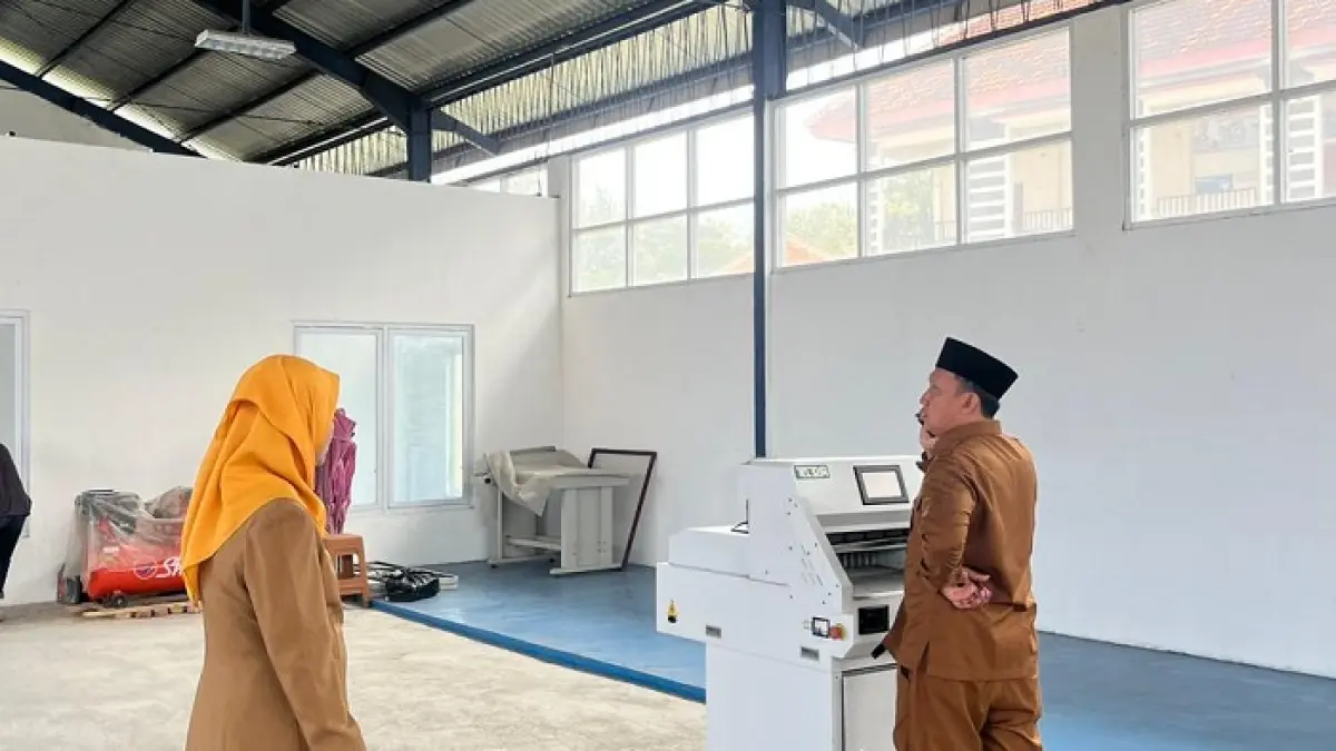RUANG PRODUKSI: Plt Kepala Diskopindag Zaiful Muqaddas saat memantau rumah kemasan di Jalan Kusuma Bangsa Senin (30/3). (DISKOPINDAG UNTUK JPRM)