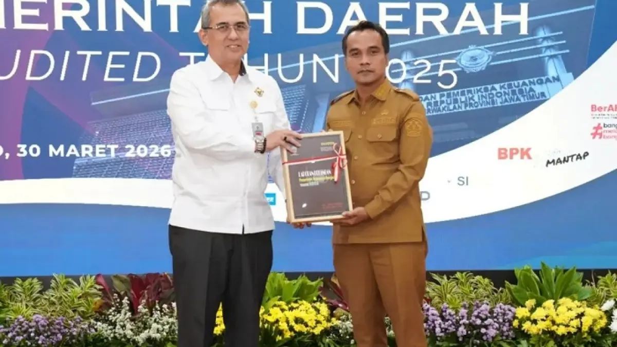 AKUNTABEL: Bupati Bangkalan Lukman Hakim (kanan) menyerahkan LKPD Tahun Anggaran 2025 ke Kepala BPK Perwakilan Jatim Yuan Candra Djaisin di Sidoarjo, Senin (30/3). (PROKOPIM UNTUK JPRM)