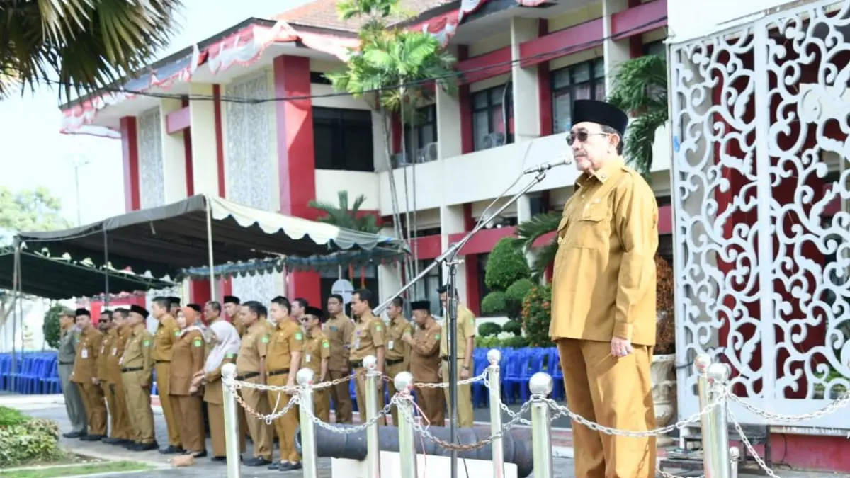 BERI ARAHAN: Wakil Bupati KH Imam Hasyim saat memimpin apel di halaman kantor Pemkab Sumenep&nbsp; Senin (30/3).