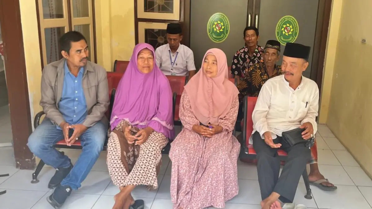 BERSIAP: Tiga saksi menunggu giliran persidangan di Pengadilan Negeri Pamekasan, Senin (30/3).