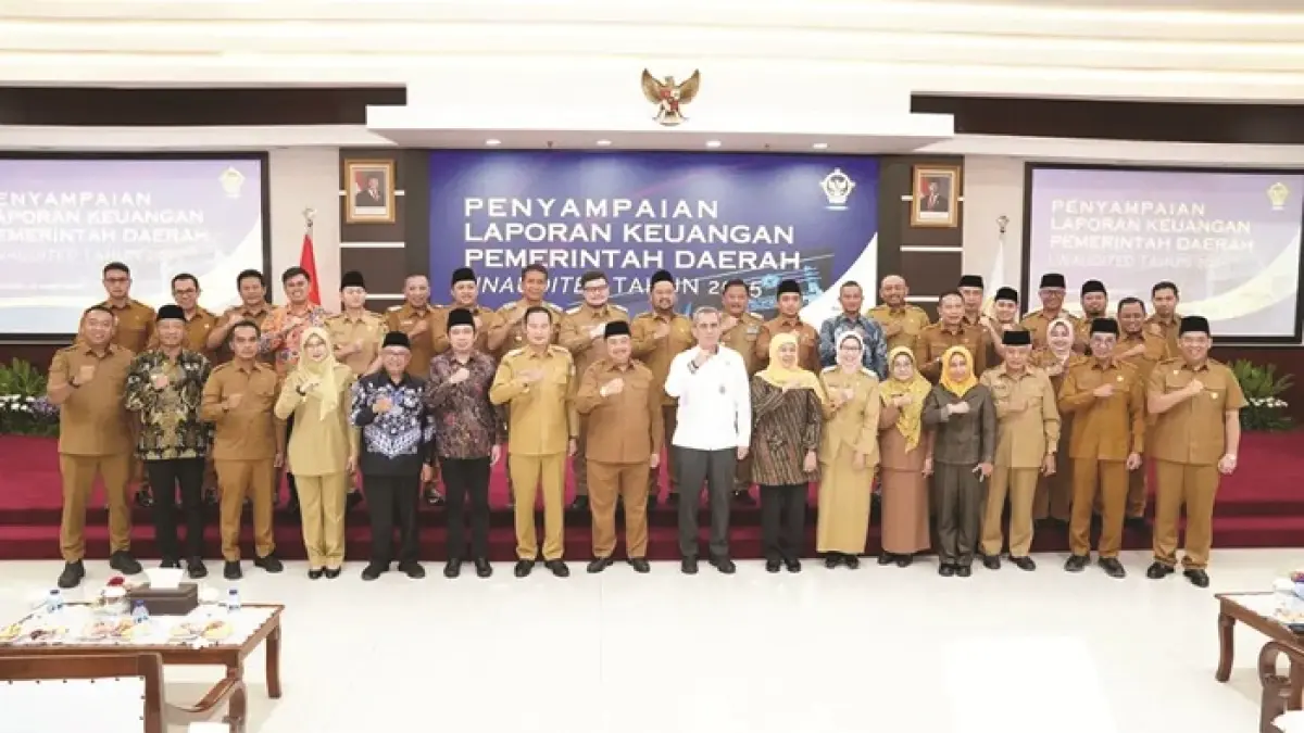 BERSINERGI: Bupati Bangkalan Lukman Hakim (tiga dari kiri, kanan) berfoto bersama kepala daerah dan Kepala BPK Perwakilan Jatim Yuan Candra Djaisin, Senin (30/3). (PROKOPIM UNTUK JPRM)