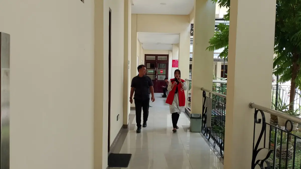 DIGIRING PETUGAS: Terdakwa Syamsiyah digiring petugas saat hendak mengikuti sidang di Pengadilan Negeri Sampang, Selasa (16/9/2025).