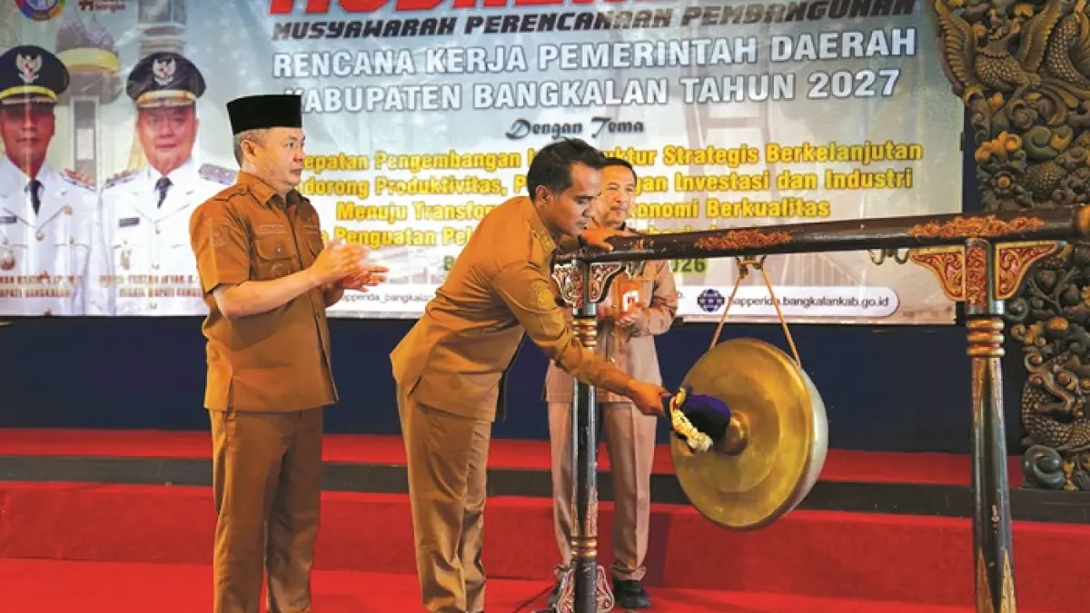 DIMULAI: Bupati Bangkalan Lukman Hakim didampingi wakilnya, Moch. Fauzan Ja’far, saat memukul gong tanda dimulainya Musrenbang RKPD 2027 di Pendopo Pratanu Selasa (31/3). (PROKOPIM UNTUK JPRM)