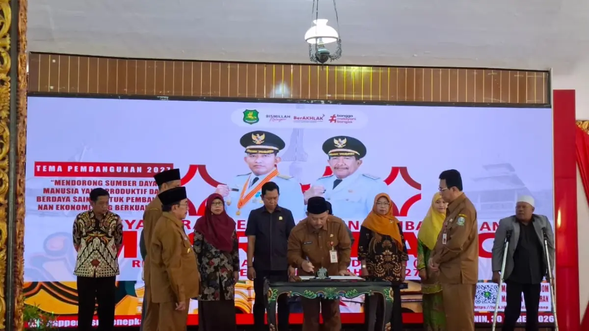FOKUS: Kepala Bappeda Arif Firmanto menandatangani dokumen Musrenbang RKPD 2027 di Pendopo Agung Keraton Sumenep, Senin (30/3).
