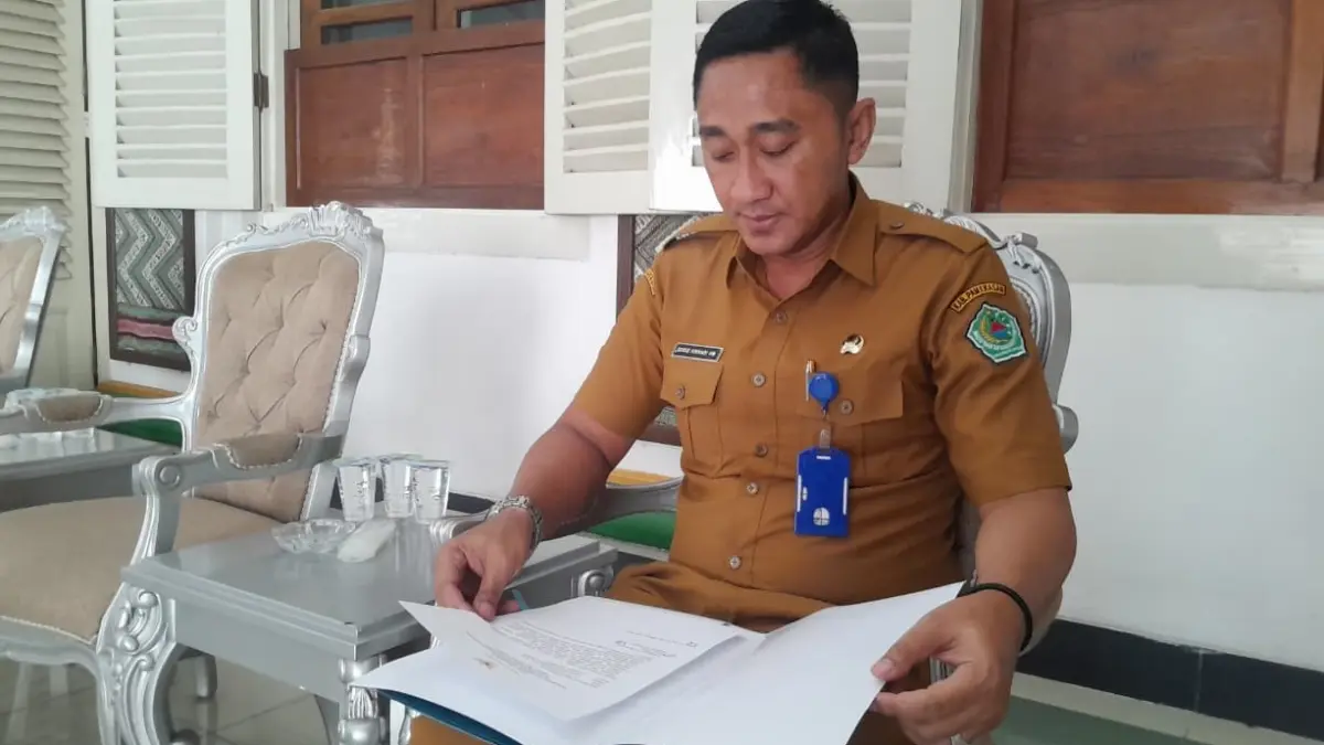 INOVATIF: Plt Kepala Bapperida Pamekasan Dodid Kirnadi sedang mengecek dokumen saat wawancara dengan JPRM di Peringgitan Dalam Pendopo Ronggosukowati, Senin (30/3).