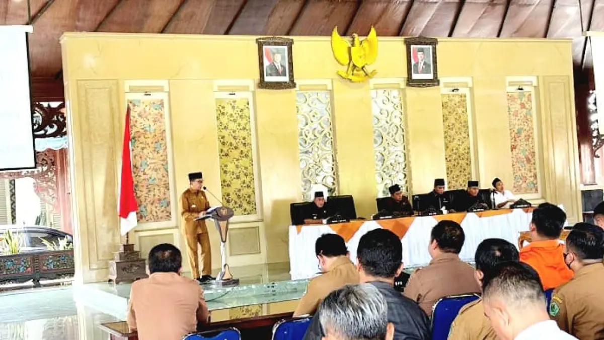 KOMITMEN: Bupati Pamekasan KH. Kholilurrahman menyampaikan LKPj Tahun Anggaran 2025 dalam sidang paripurna DPRD di Pendopo Ronggosukowati Selasa (31/3). (MOH. ULIL AMRI UNTUK JPRM)