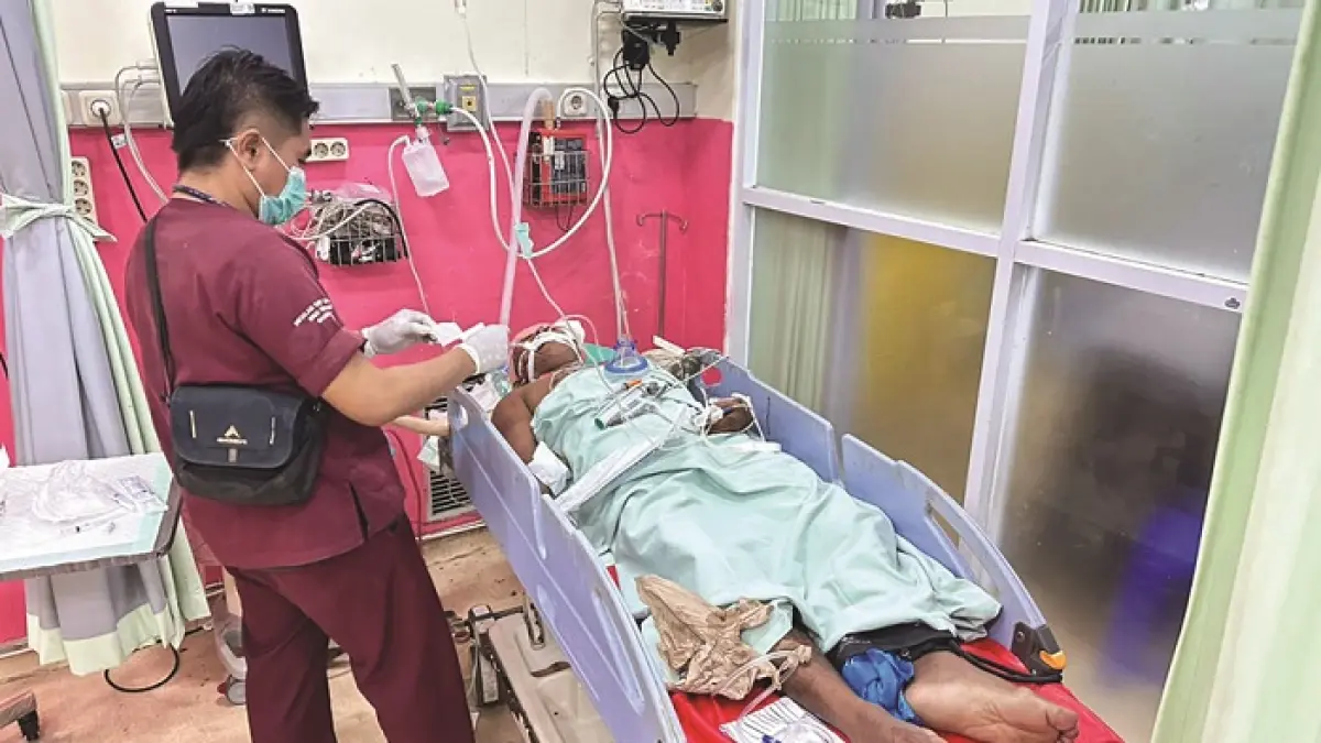 LUKA BERAT: Pengemudi mobil Toyota Innova menjalani perawatan di RSUD Syamrabu Bangkalan pada Senin (30/3) sebelum dinyatakan tewas. (POLRES BANGKALAN UNTUK JPRM)