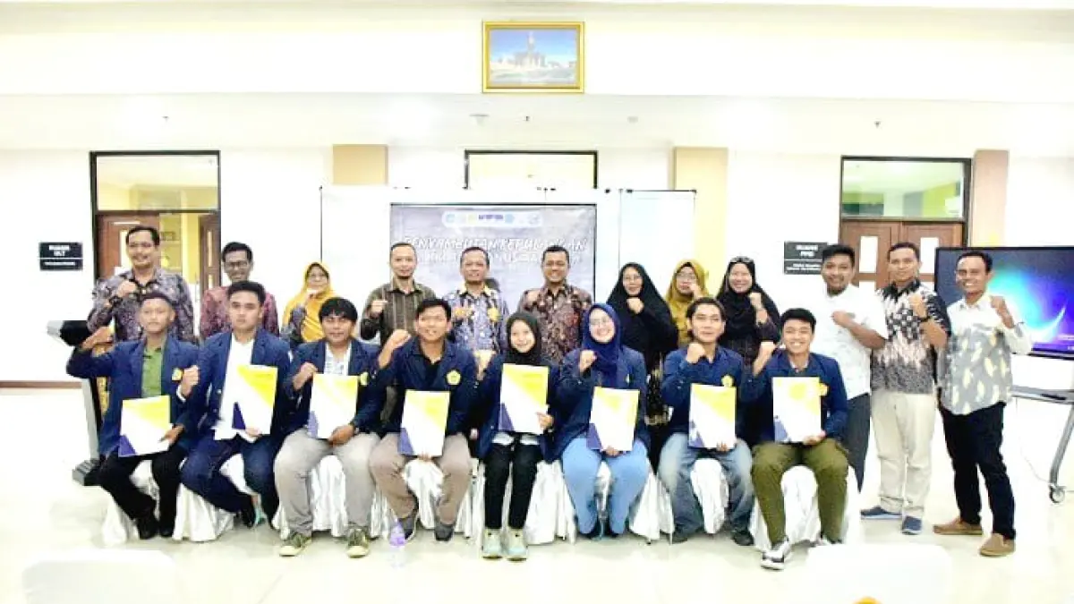 MEMBANGGAKAN: Tim KKNT Kemanusiaan berfoto bersama rektor UTM Prof &nbsp;Safi’ dan jajaran pimpinan UTM Selasa (31/3). (UTM UNTUK JPRM)
