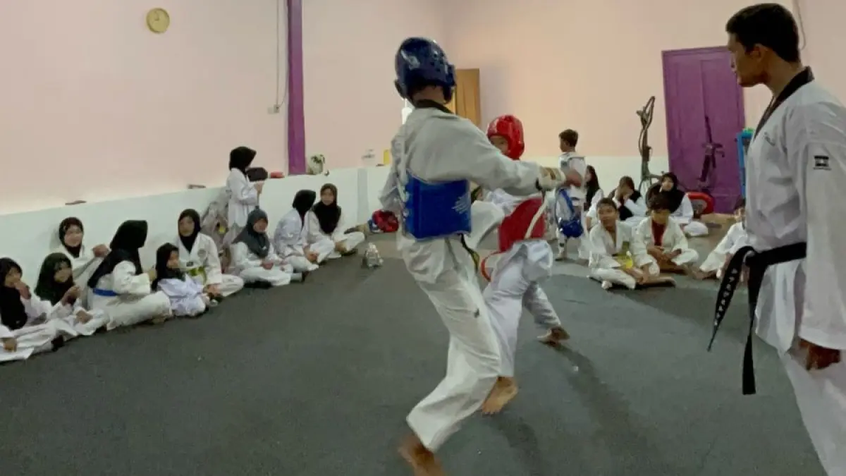 PENUH SEMANGAT: Atlet TI Sampang saat berlatih di ruang latihan TI Sampang, di B2 Billiard & Cafe Sampang, Selasa (3/3).