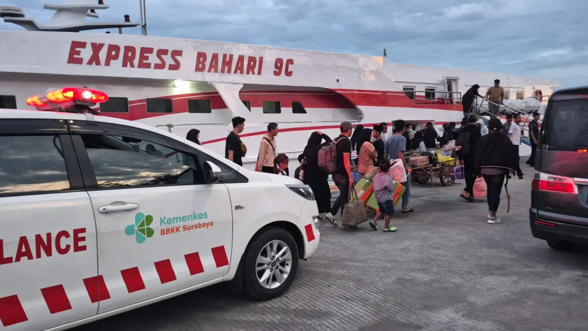 RAMAI: Warga bergantian naik ke Kapal Express Bahari 9C di Pelabuhan Kalianget, Sumenep, Minggu (29/3).